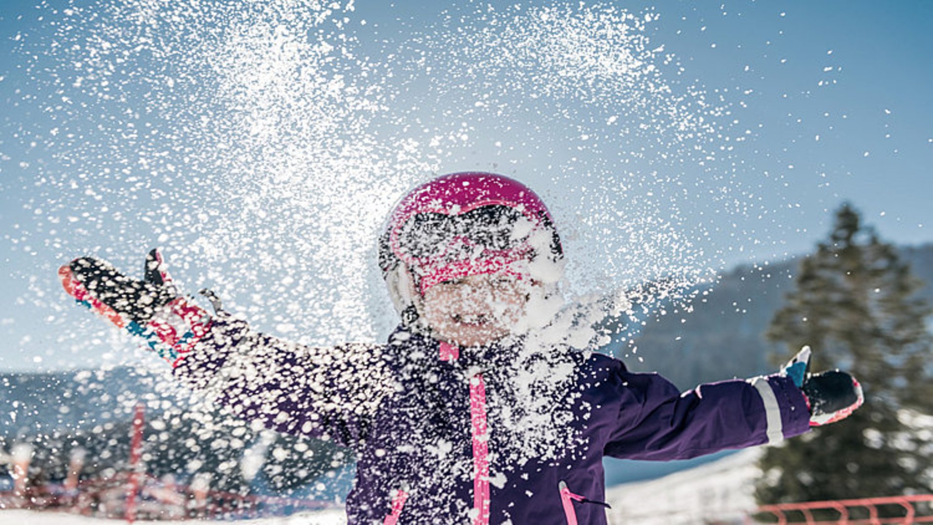 OÖ Tourismus/David Lugmayr/Kind im Schnee Kind spielt im Schnee