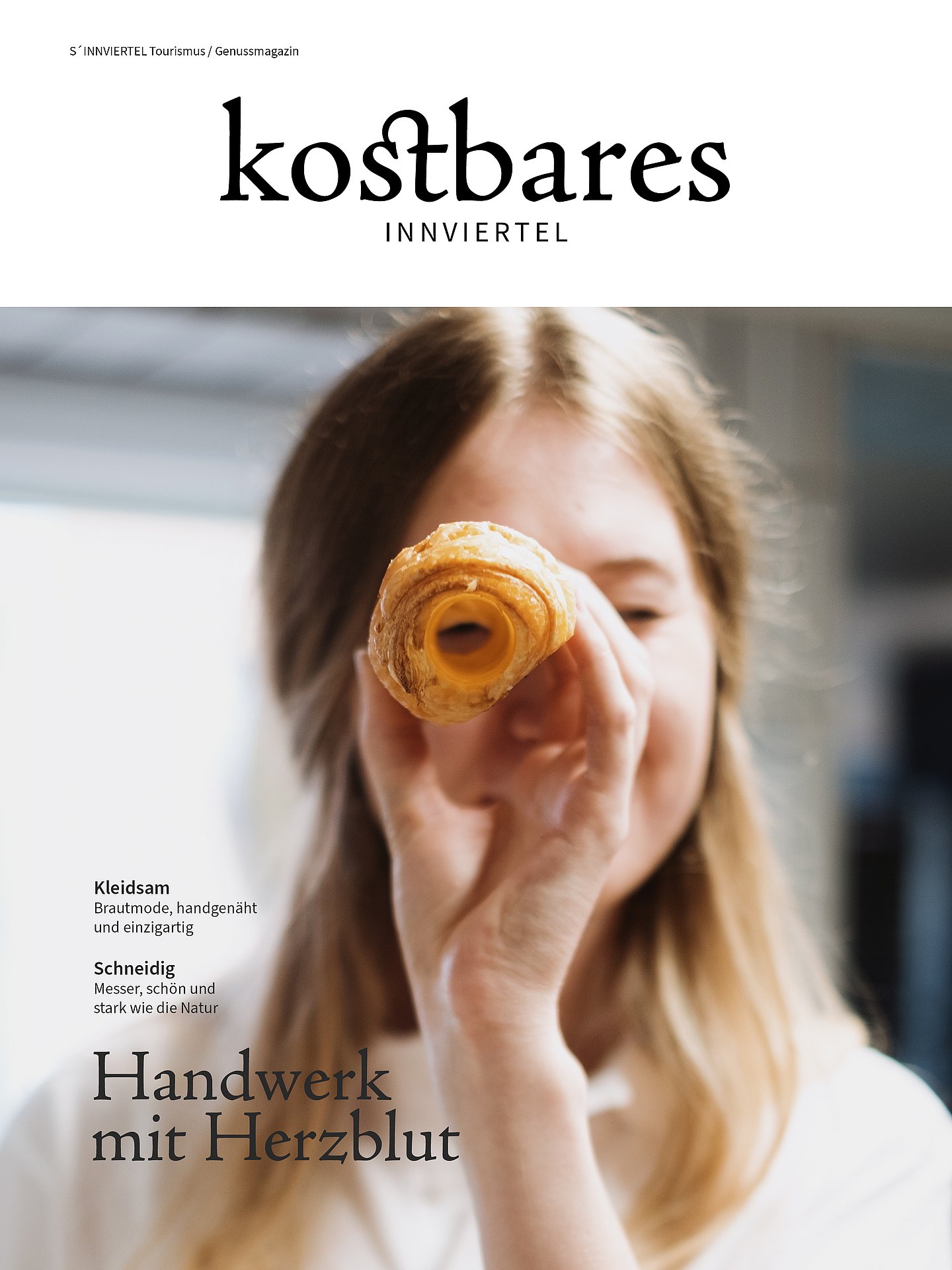 Eine junge Frau hält eine leere Schaumrolle in der Hand. Sie blickt mit einem Auge durch, als wäre die Teigrolle ein Fernglas.