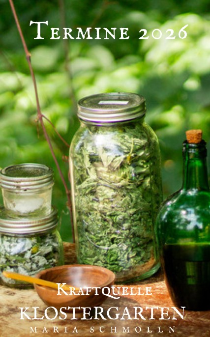 Ein mit Kräutern gefülltes Schraubglas steht auf einem Holztisch. Weitere Gefäße stehen daneben.