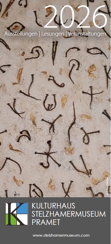 Titelbild des Veranstaltungsprogramms 2026 vom Kulturhaus Stelzhamermuseum Pramet zeigt eine Zeichnung mit vielen kleinen Elementen, die Höhlenmalereien ähneln.