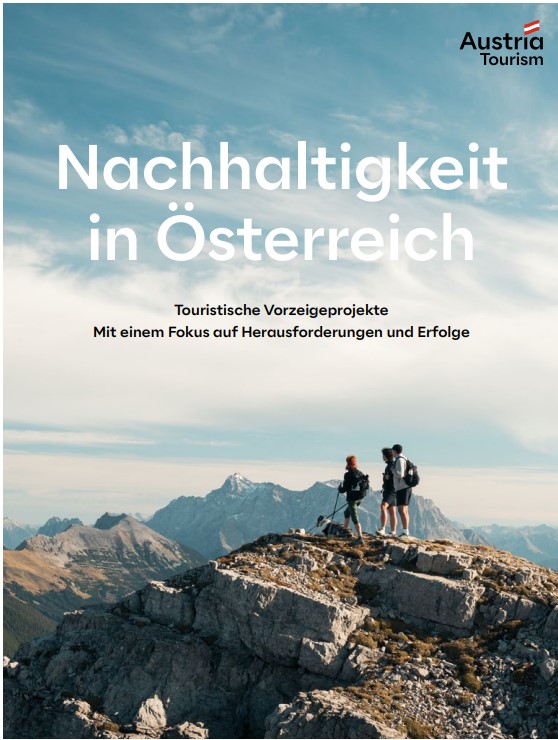 Das Titelbild zeigt drei Wanderer mit zwei Hunden im Gebirge bei bewölktem Himmel.