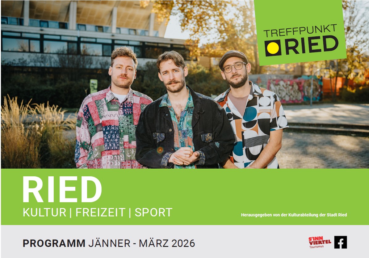 Drei Männer stehen vor Bäumen.